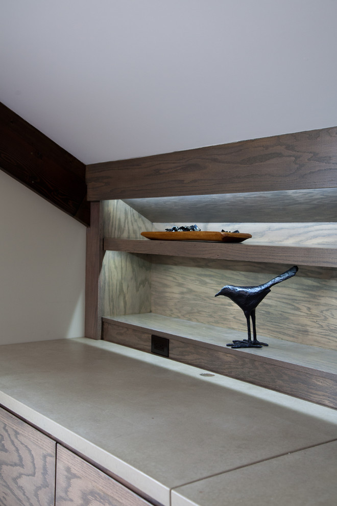 Immagine di un grande studio minimalista con libreria, pareti beige, pavimento in legno massello medio, scrivania autoportante, pavimento marrone e pareti in legno