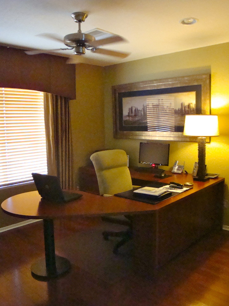 Exemple d'un bureau tendance de taille moyenne avec un mur beige, parquet clair, aucune cheminée et un bureau intégré.