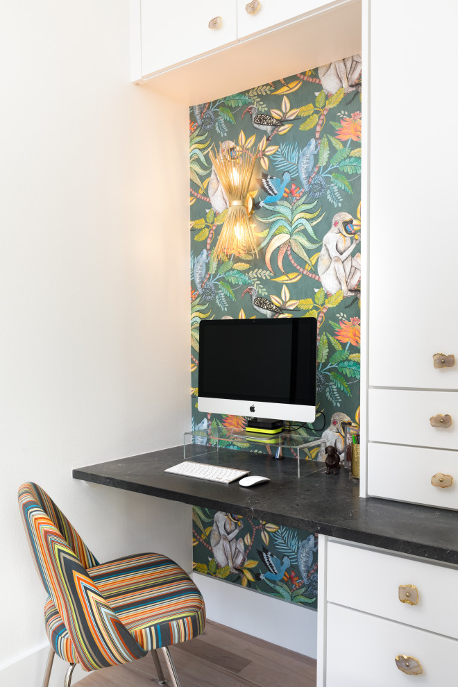Ispirazione per uno studio classico con pareti multicolore, pavimento in legno massello medio, scrivania incassata e pavimento marrone