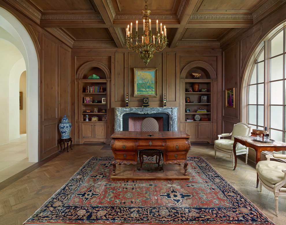 Inspiration för medelhavsstil hemmabibliotek, med bruna väggar, mellanmörkt trägolv, en standard öppen spis och ett fristående skrivbord