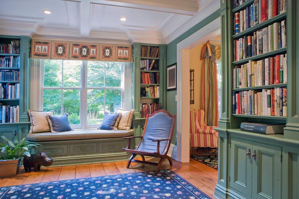 ニューヨークにあるトラディショナルスタイルのおしゃれなホームオフィス・書斎 (緑の壁、無垢フローリング、茶色い床) の写真