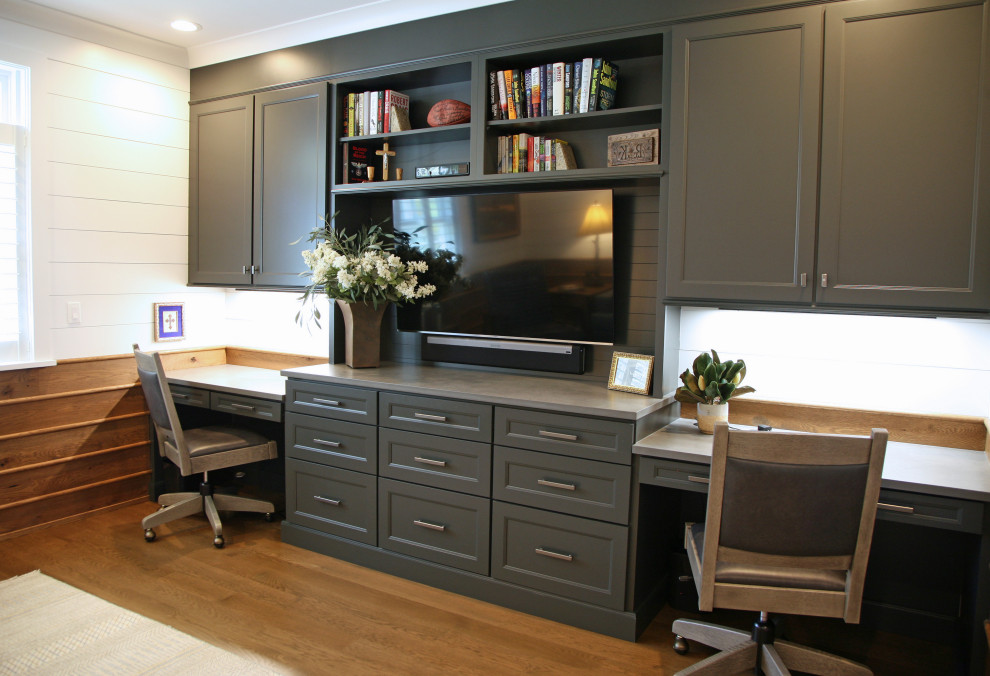 Modelo de despacho costero de tamaño medio con paredes multicolor, suelo de madera en tonos medios, escritorio empotrado, suelo marrón y panelado