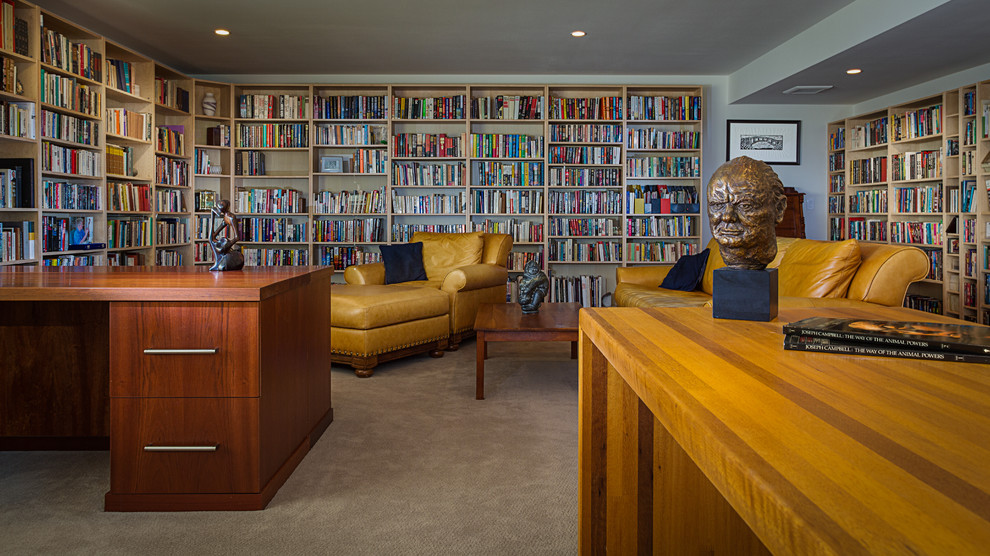 Cette image montre un très grand bureau design avec une bibliothèque ou un coin lecture, un mur blanc, moquette, aucune cheminée, un bureau indépendant et un sol beige.