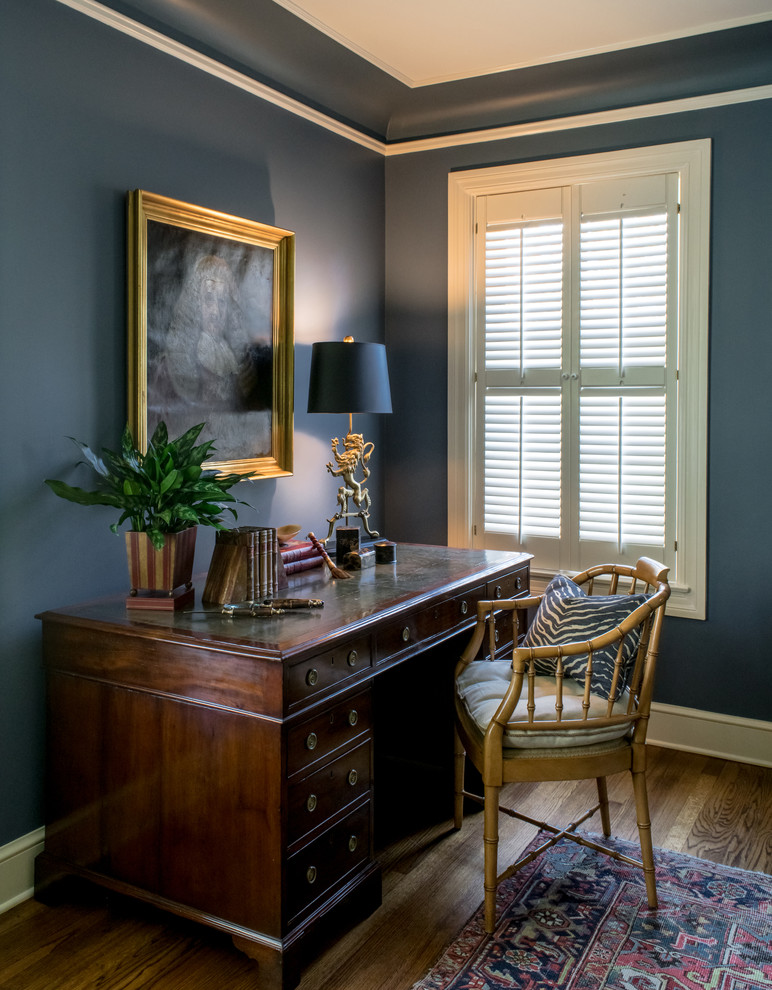 Aménagement d'un petit bureau classique avec un mur bleu, un sol en bois brun et un bureau indépendant.