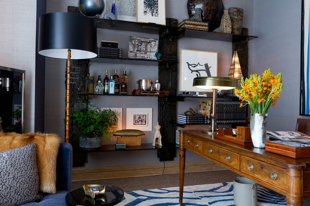 ニューヨークにあるコンテンポラリースタイルのおしゃれなホームオフィス・書斎 (青い壁) の写真