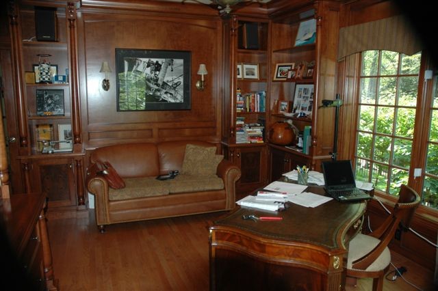 Cette image montre un bureau traditionnel.