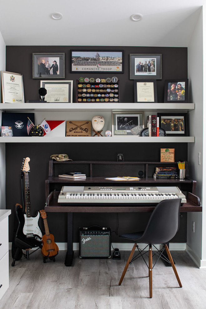 Diseño de despacho contemporáneo con paredes negras, escritorio independiente y suelo gris