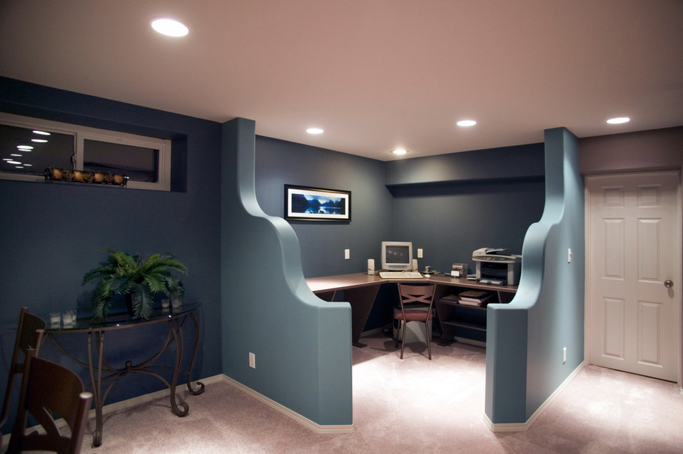 Aménagement d'un bureau méditerranéen de taille moyenne avec un mur bleu, moquette et un bureau intégré.