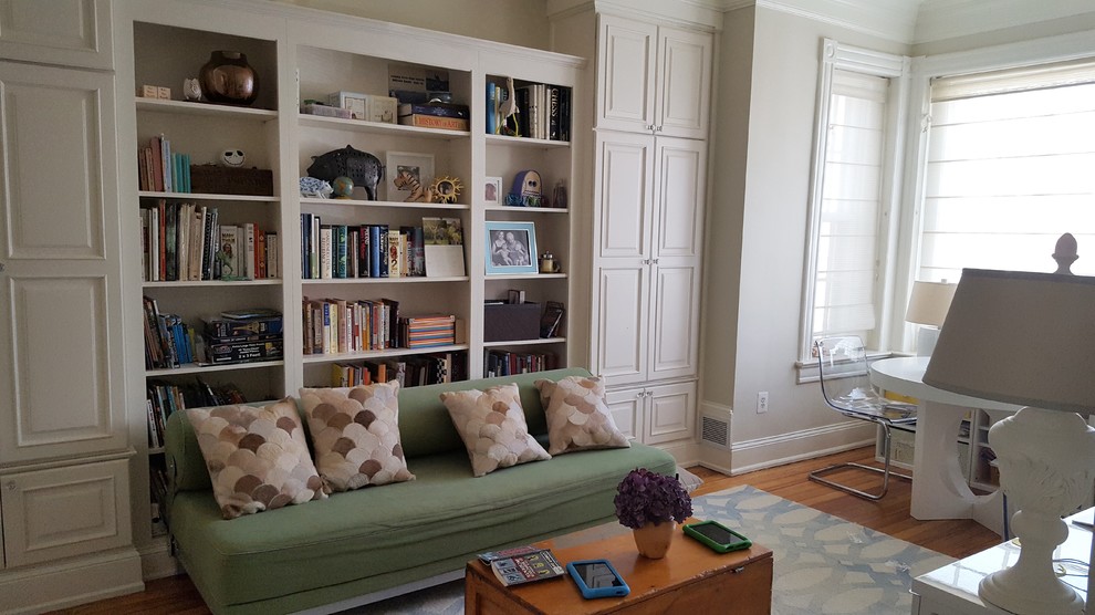 Idéer för ett mellanstort klassiskt arbetsrum, med ett bibliotek, ljust trägolv, ett fristående skrivbord och blått golv