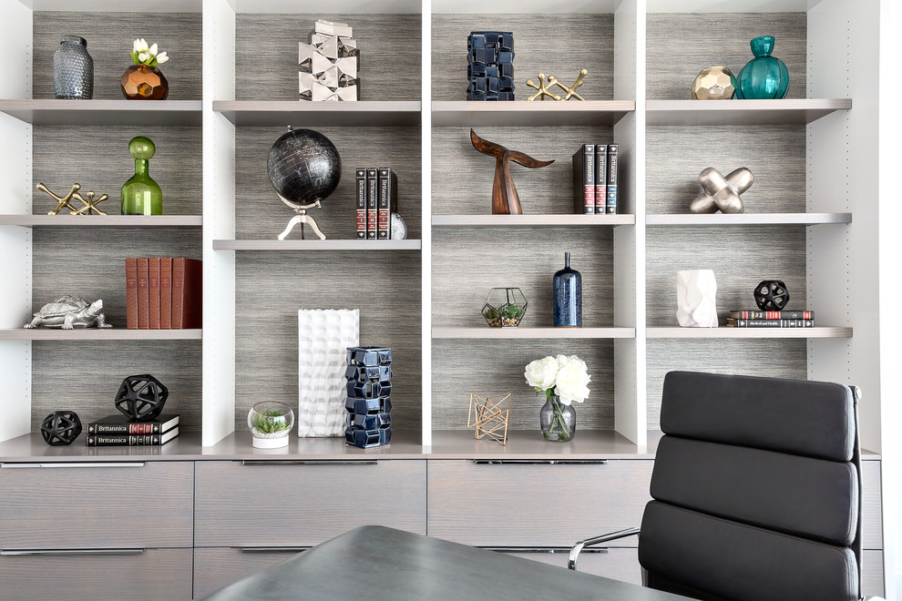Immagine di un ufficio minimal di medie dimensioni con pareti bianche, parquet scuro, scrivania autoportante e pavimento marrone