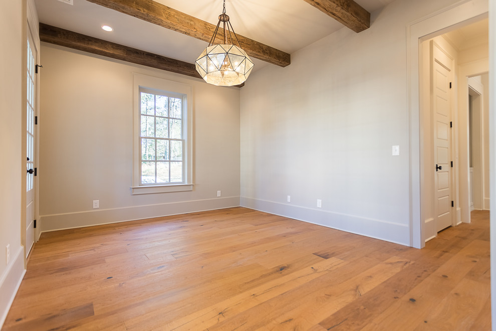 Mittelgroßes Klassisches Arbeitszimmer ohne Kamin mit weißer Wandfarbe, braunem Holzboden und braunem Boden in Atlanta