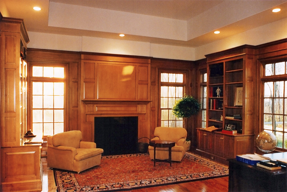 Idée de décoration pour un bureau tradition de taille moyenne avec un mur multicolore, un sol en bois brun, une cheminée standard, un manteau de cheminée en bois, un bureau indépendant et un sol marron.