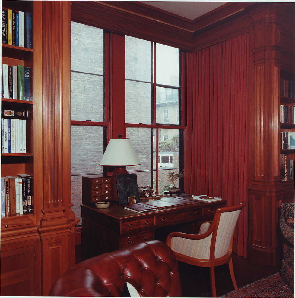 Cette image montre un bureau traditionnel de taille moyenne avec un mur marron, parquet foncé, une cheminée standard, un manteau de cheminée en pierre et un bureau indépendant.
