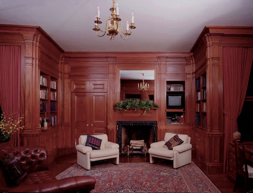 Aménagement d'un bureau classique de taille moyenne avec parquet foncé, une cheminée standard, un manteau de cheminée en pierre, un bureau indépendant et un mur marron.