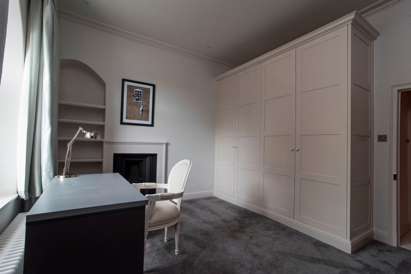 Esempio di un ufficio tradizionale di medie dimensioni con pareti bianche, parquet chiaro, scrivania autoportante e pavimento marrone