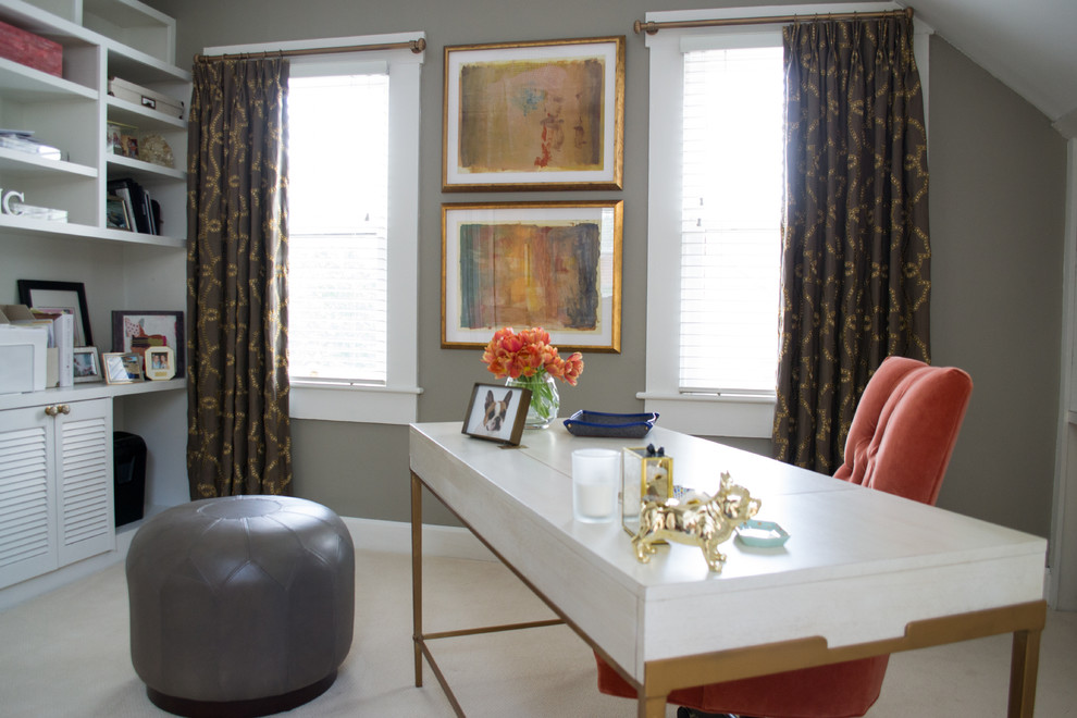 Diseño de despacho clásico renovado de tamaño medio con paredes grises, moqueta, escritorio independiente y suelo beige