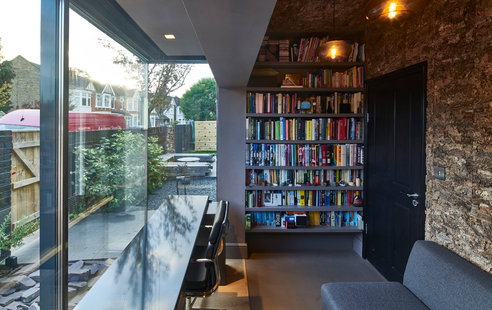 ロンドンにあるおしゃれなホームオフィス・書斎 (茶色い壁、自立型机、グレーの床) の写真