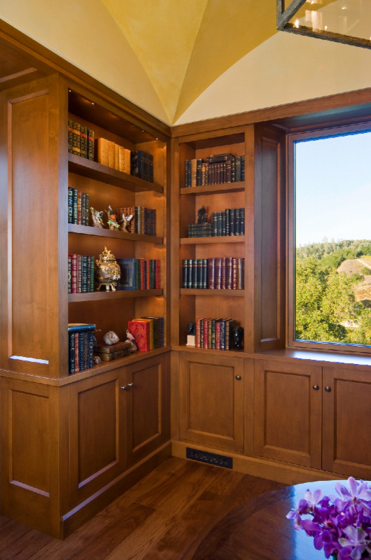 Example of a classic home office design in San Francisco