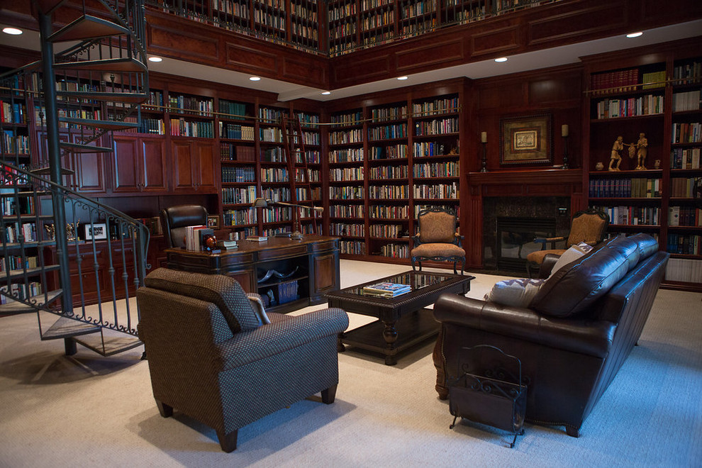 Geräumiges Klassisches Lesezimmer mit brauner Wandfarbe, Teppichboden, Kamin, gefliester Kaminumrandung, freistehendem Schreibtisch und grauem Boden in Sonstige