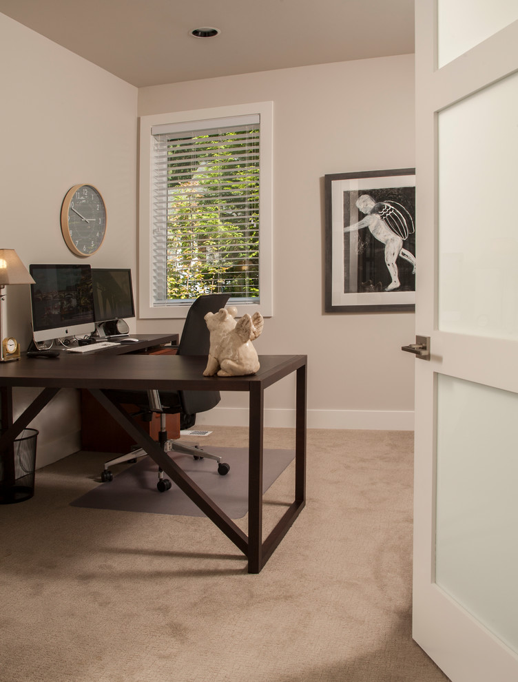 Idées déco pour un bureau contemporain de taille moyenne avec un mur gris, moquette et un sol beige.