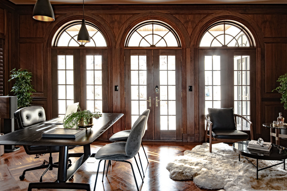 Inspiration för stora klassiska arbetsrum, med bruna väggar, ett fristående skrivbord, brunt golv och mörkt trägolv