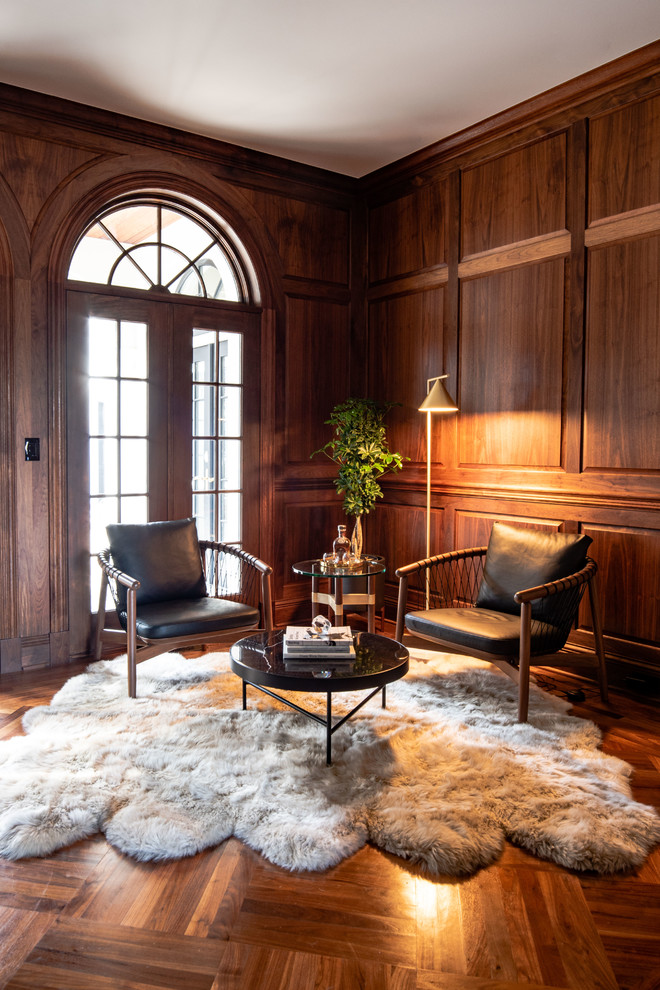 デンバーにあるラグジュアリーな広いトランジショナルスタイルのおしゃれな書斎 (茶色い壁、濃色無垢フローリング、自立型机、茶色い床) の写真