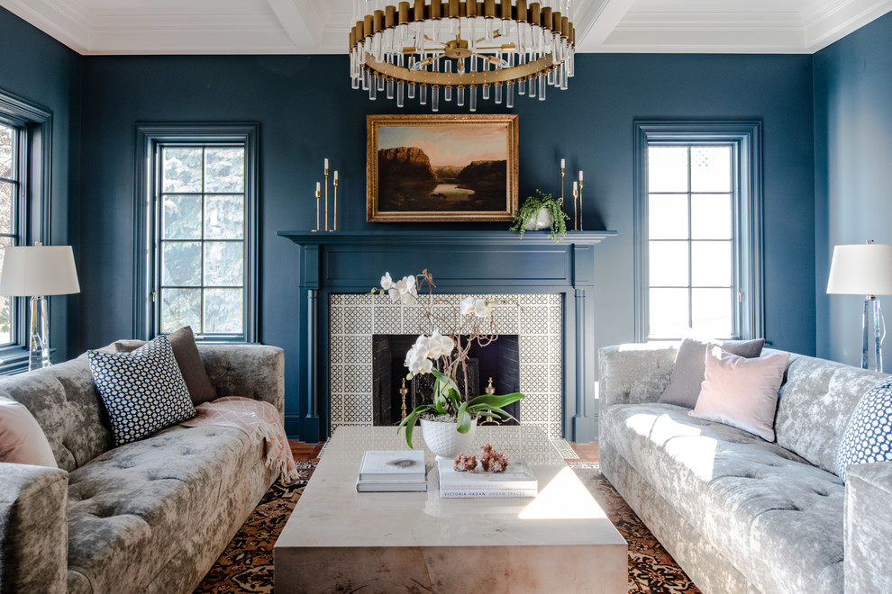 デンバーにあるラグジュアリーな中くらいなトラディショナルスタイルのおしゃれなアトリエ・スタジオ (青い壁、濃色無垢フローリング、標準型暖炉、タイルの暖炉まわり、自立型机、茶色い床) の写真