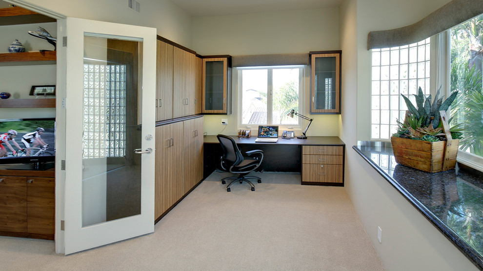 Großes Arbeitszimmer ohne Kamin mit beiger Wandfarbe, Teppichboden und Einbau-Schreibtisch in Orange County