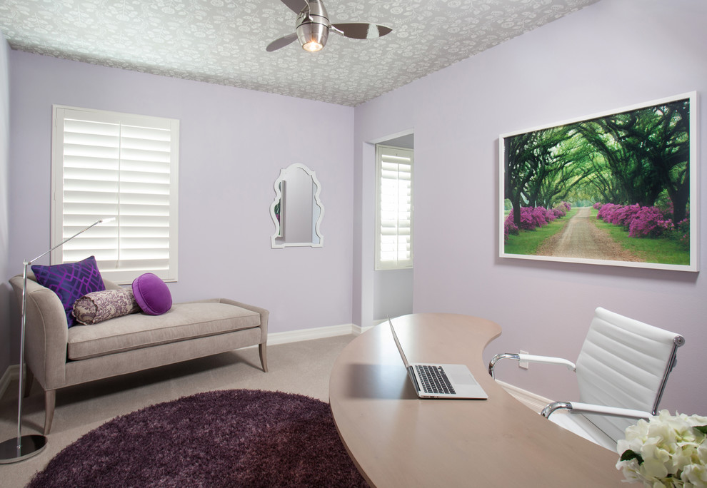 Foto de despacho contemporáneo de tamaño medio sin chimenea con paredes púrpuras, suelo vinílico y escritorio independiente