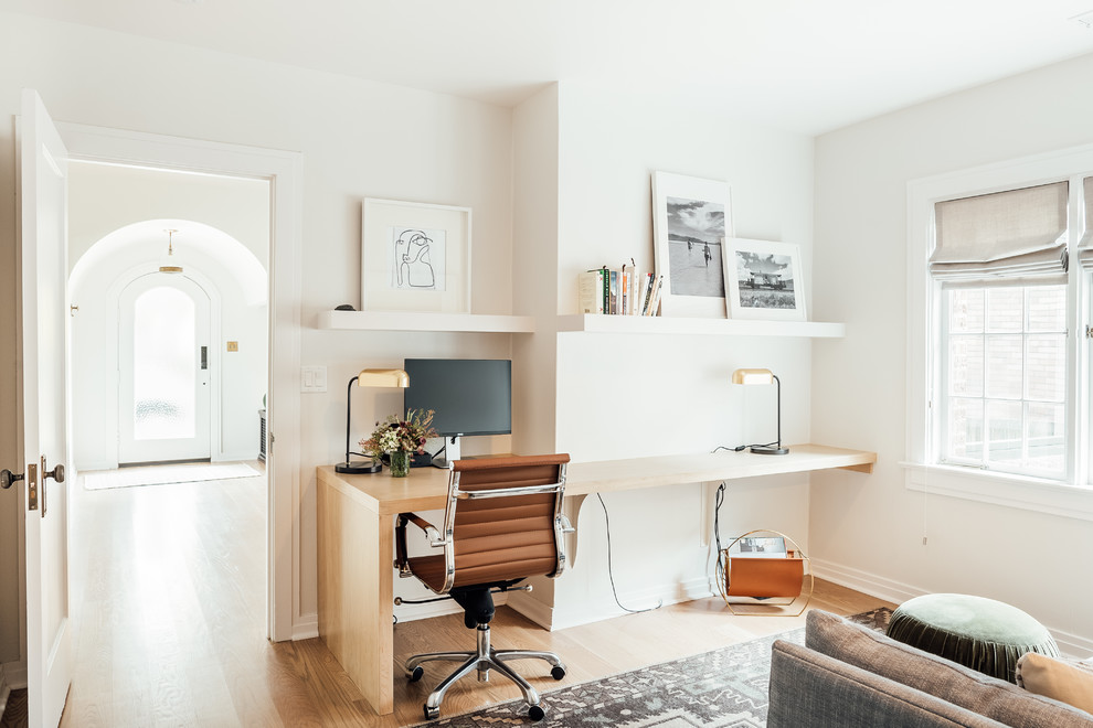 Mittelgroßes Mediterranes Arbeitszimmer mit weißer Wandfarbe, braunem Holzboden und Einbau-Schreibtisch in Salt Lake City