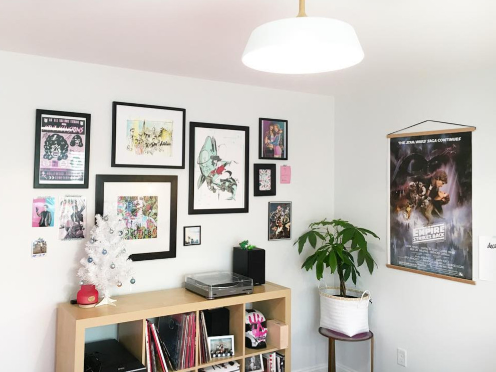 Idéer för ett litet modernt hemmastudio, med vita väggar, mellanmörkt trägolv, ett fristående skrivbord och brunt golv