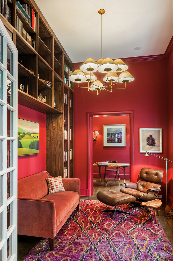 Свежая идея для дизайна: домашняя библиотека в классическом стиле с красными стенами и отдельно стоящим рабочим столом - отличное фото интерьера