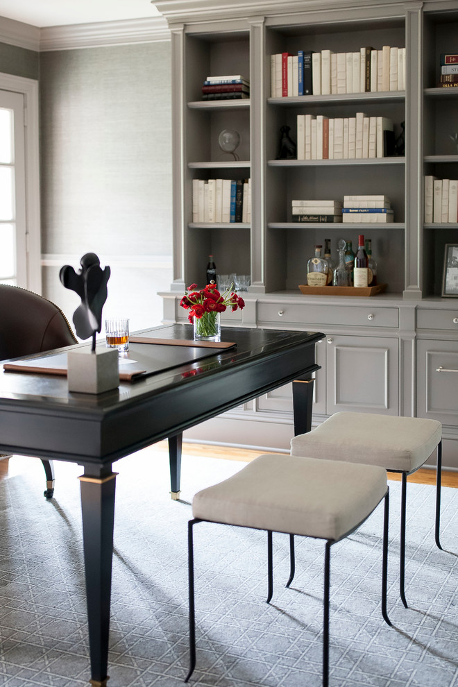 Klassisches Arbeitszimmer mit Arbeitsplatz, grauer Wandfarbe, braunem Holzboden und freistehendem Schreibtisch in Philadelphia