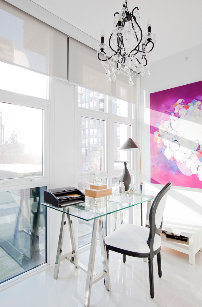 Kleines Modernes Arbeitszimmer mit Arbeitsplatz, weißer Wandfarbe, Porzellan-Bodenfliesen und freistehendem Schreibtisch in Vancouver
