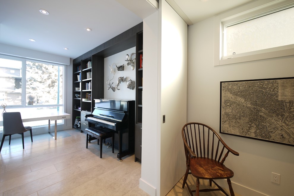 Immagine di un ufficio minimalista di medie dimensioni con pareti bianche, pavimento in travertino e scrivania autoportante