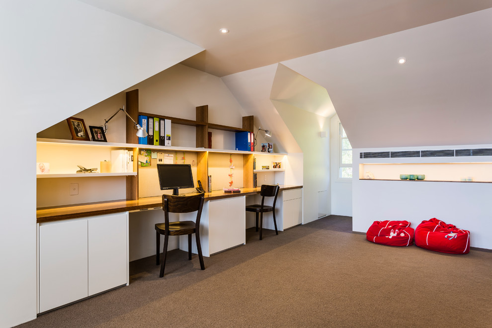 Esempio di un grande ufficio minimal con pareti bianche, moquette e scrivania incassata