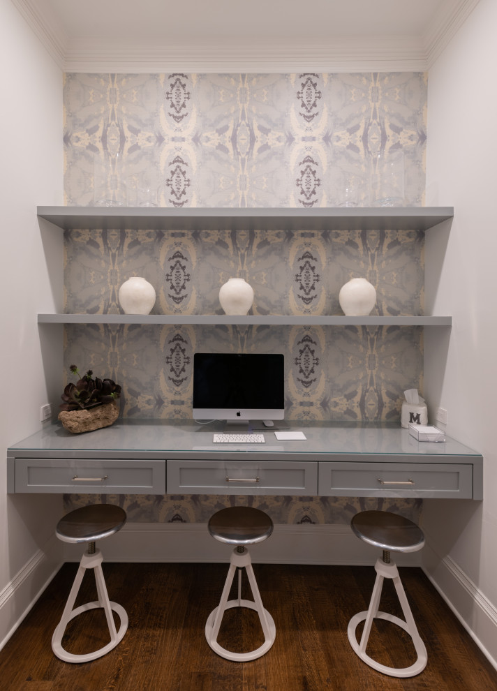Cette photo montre un bureau chic de taille moyenne avec un mur blanc, un sol en bois brun, un bureau intégré et du papier peint.