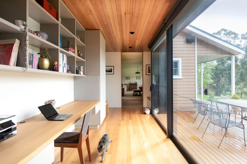 Идея дизайна: кабинет в современном стиле с белыми стенами, светлым паркетным полом, встроенным рабочим столом, бежевым полом и деревянным потолком
