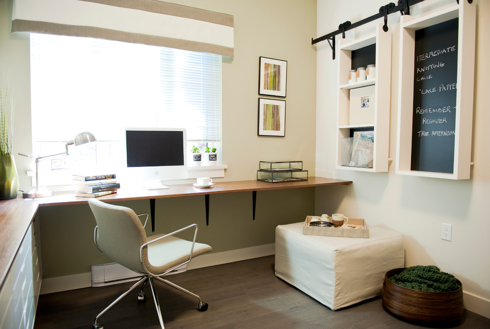 Идея дизайна: кабинет в современном стиле с встроенным рабочим столом
