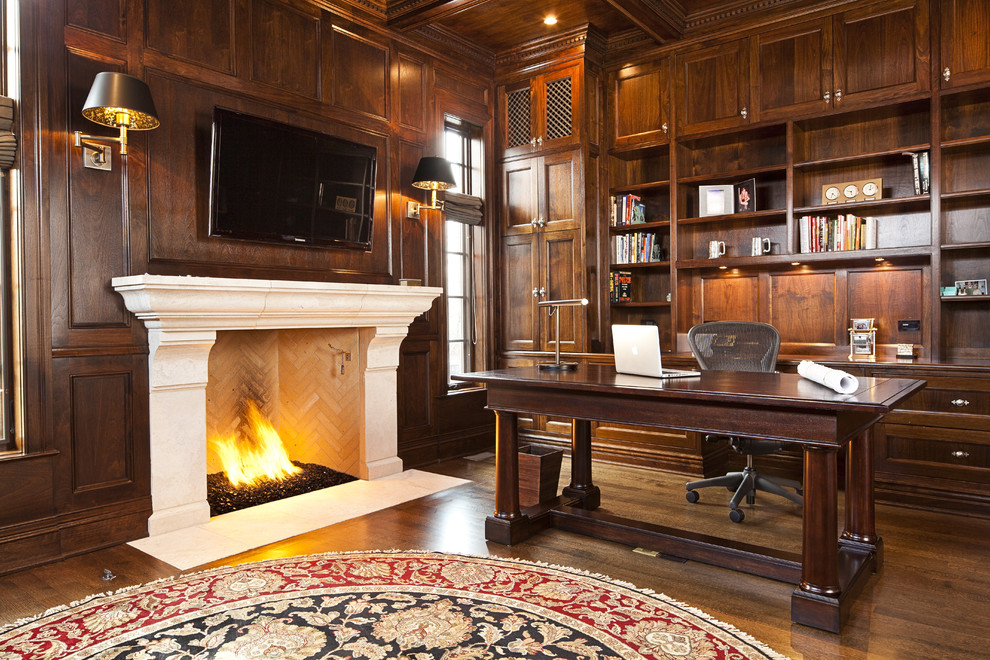 シカゴにあるトラディショナルスタイルのおしゃれなホームオフィス・書斎 (濃色無垢フローリング、自立型机、標準型暖炉) の写真