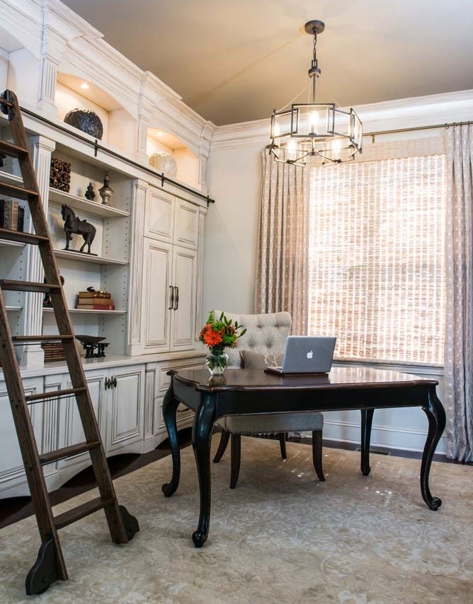 Стильный дизайн: кабинет среднего размера в классическом стиле с серыми стенами, паркетным полом среднего тона, отдельно стоящим рабочим столом и коричневым полом без камина - последний тренд