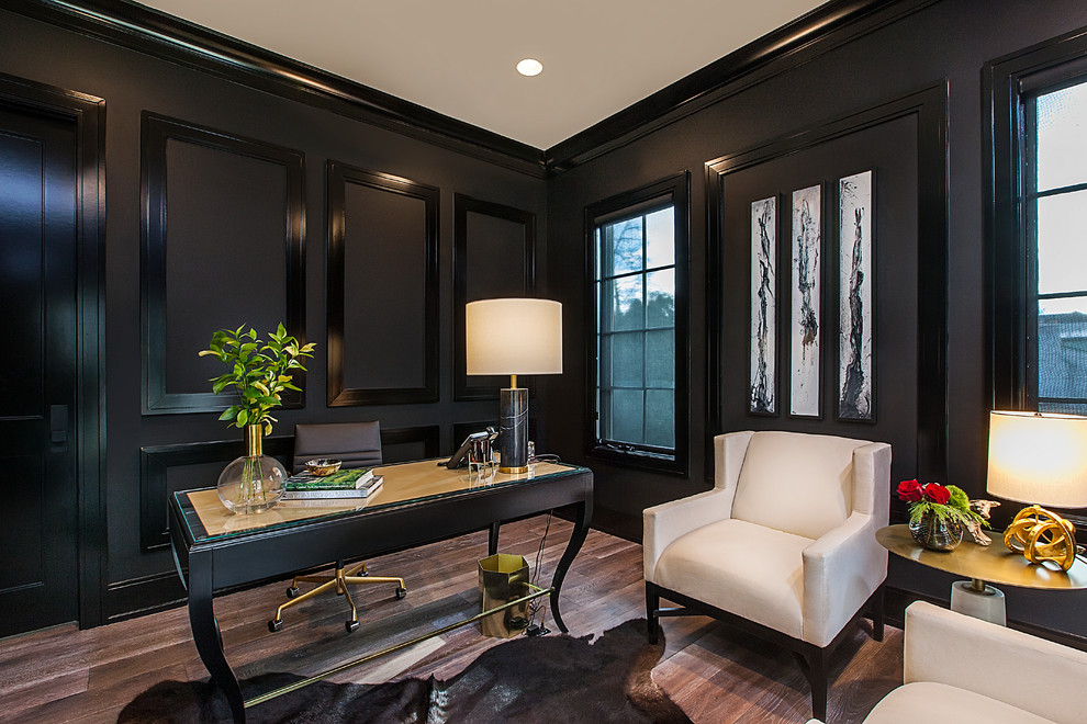 デトロイトにある広いトランジショナルスタイルのおしゃれなホームオフィス・書斎 (黒い壁、無垢フローリング、暖炉なし、自立型机、茶色い床) の写真