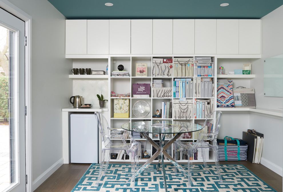 Kleines Klassisches Arbeitszimmer mit weißer Wandfarbe, Laminat, Kamin, Kaminumrandung aus Metall und braunem Boden in Toronto