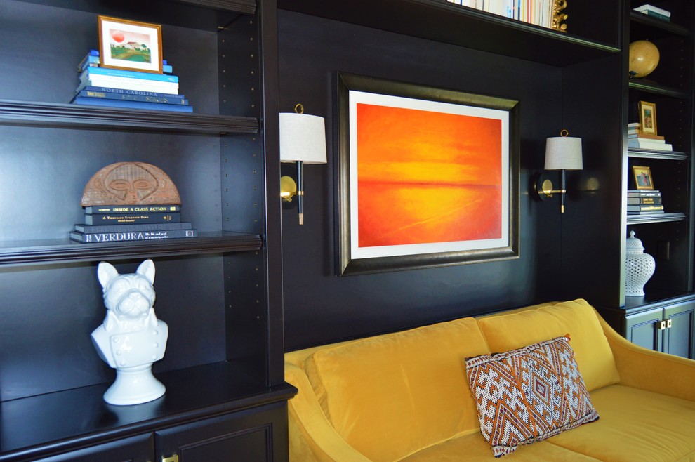 マイアミにある高級な中くらいなトランジショナルスタイルのおしゃれな書斎 (茶色い壁、濃色無垢フローリング、暖炉なし) の写真