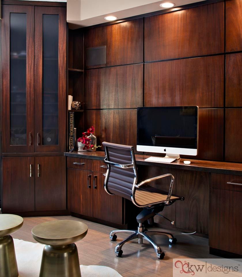 Стильный дизайн: кабинет среднего размера в современном стиле с белыми стенами, светлым паркетным полом и встроенным рабочим столом - последний тренд