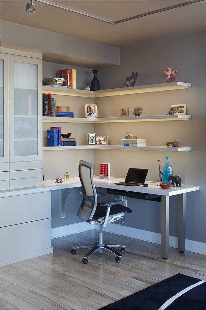 Aménagement d'un bureau contemporain de taille moyenne avec un mur beige, un sol en bois brun, un bureau intégré, aucune cheminée et un sol marron.