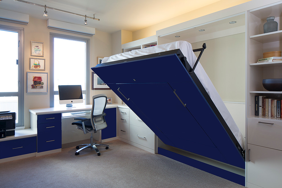 Modelo de despacho actual de tamaño medio sin chimenea con paredes beige, escritorio empotrado, moqueta y suelo beige