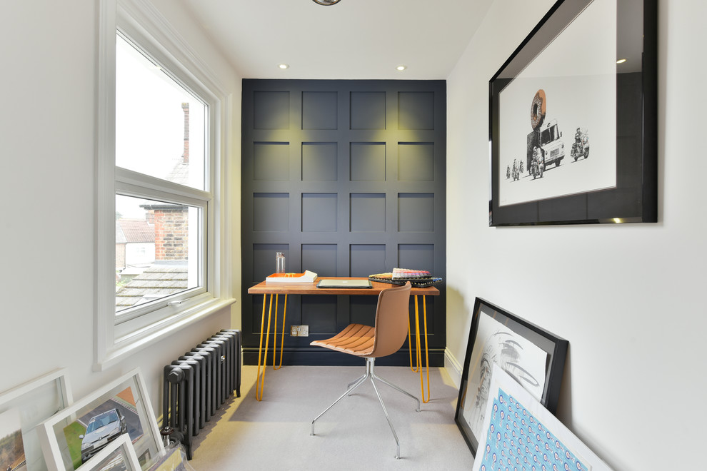 Пример оригинального дизайна: рабочее место среднего размера в современном стиле с разноцветными стенами, ковровым покрытием, отдельно стоящим рабочим столом и серым полом без камина