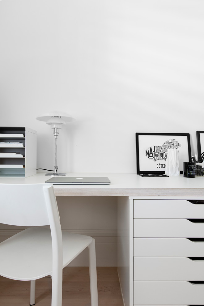 Идея дизайна: кабинет в скандинавском стиле с светлым паркетным полом и встроенным рабочим столом