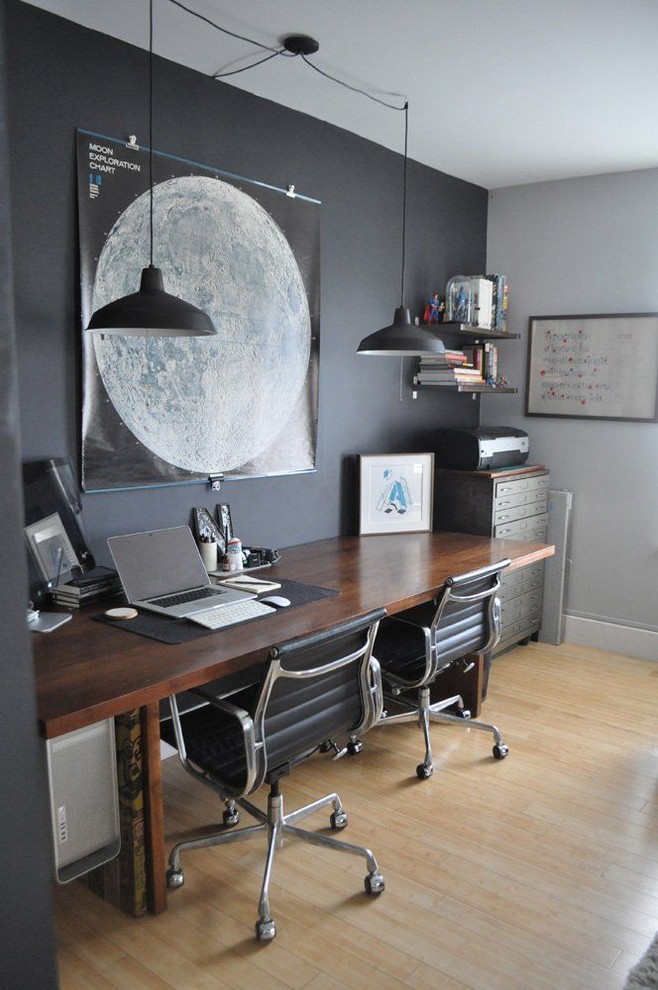 Idéer för ett stort modernt arbetsrum, med grå väggar, ljust trägolv, ett fristående skrivbord och brunt golv